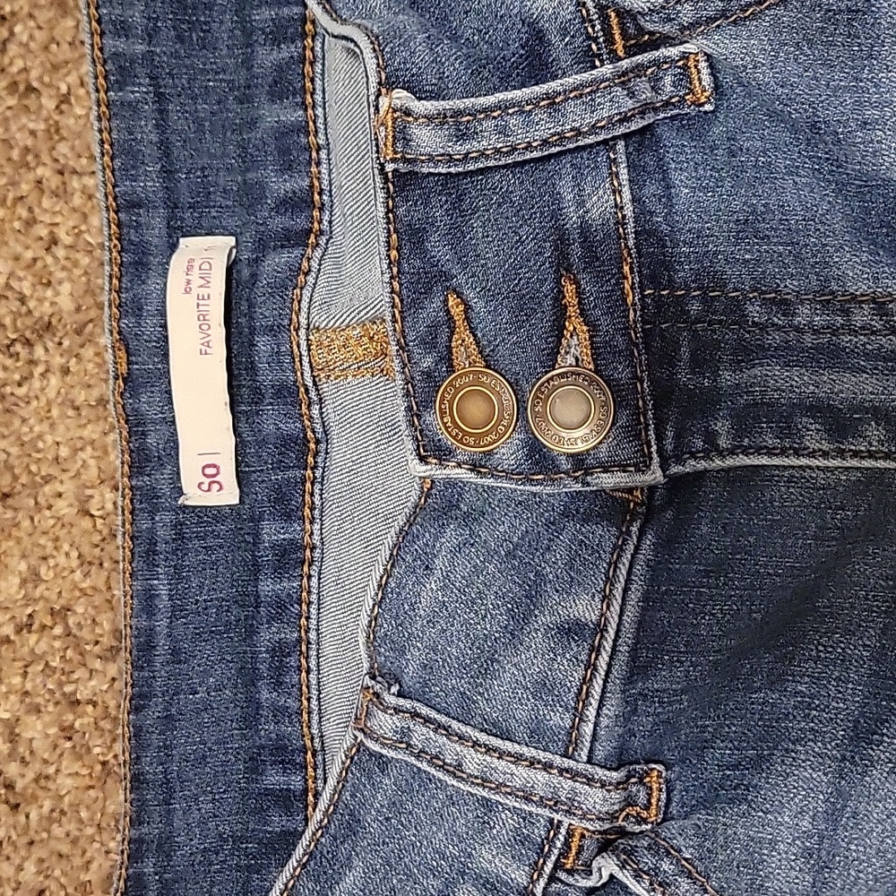 Distressed jean shorts - Picture 3 of 9